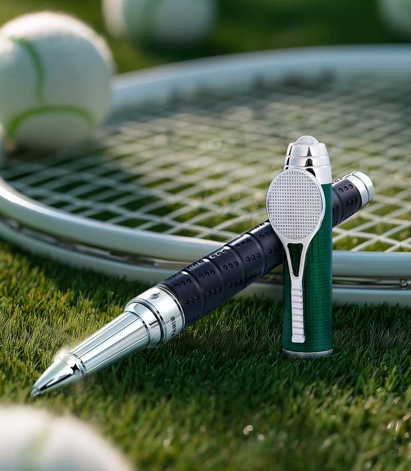 На фото: ручка-роллер S.T. Dupont Tennis с отделкой палладием с черным IP-покрытием и зеленым натуральным лаком