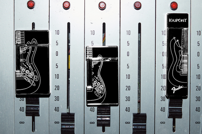Зажигалки S.T. Dupont x Fender с изображением гитары «Стратокастер», выполненной в технике струйной печати