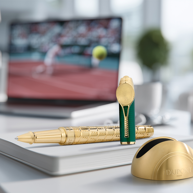 На фото: ручка-роллер S.T. Dupont Tennis с отделкой позолотой и зеленым натуральным лаком