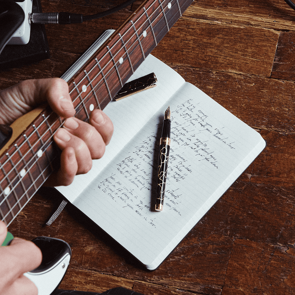 Перьевая ручка Fender 420175L Цвет Чёрный Отделка позолотой и натуральным лаком | S.T. Dupont